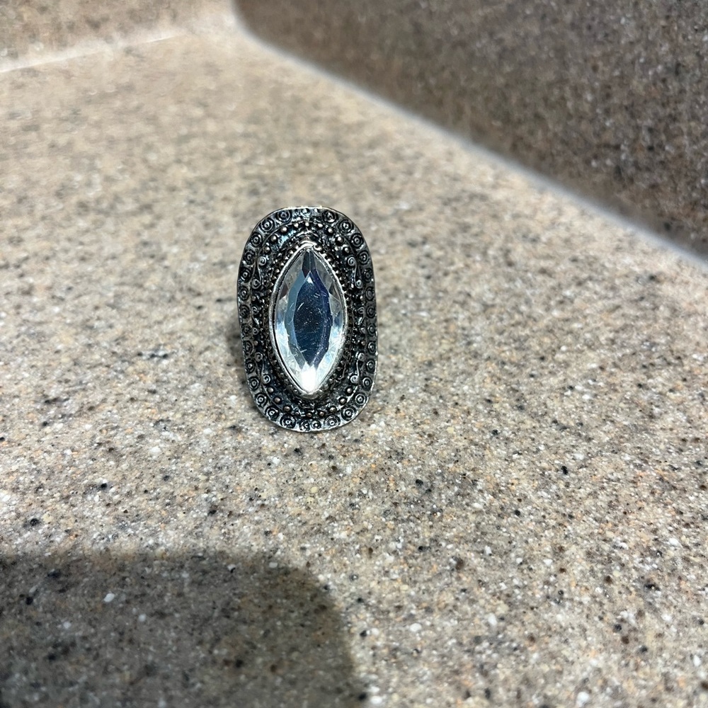VINTAGE - STYLE RING WITH Lg. CLEAR STONE AND STRETCH BAND 🌷 reduce shipping - Picture 2 of 4